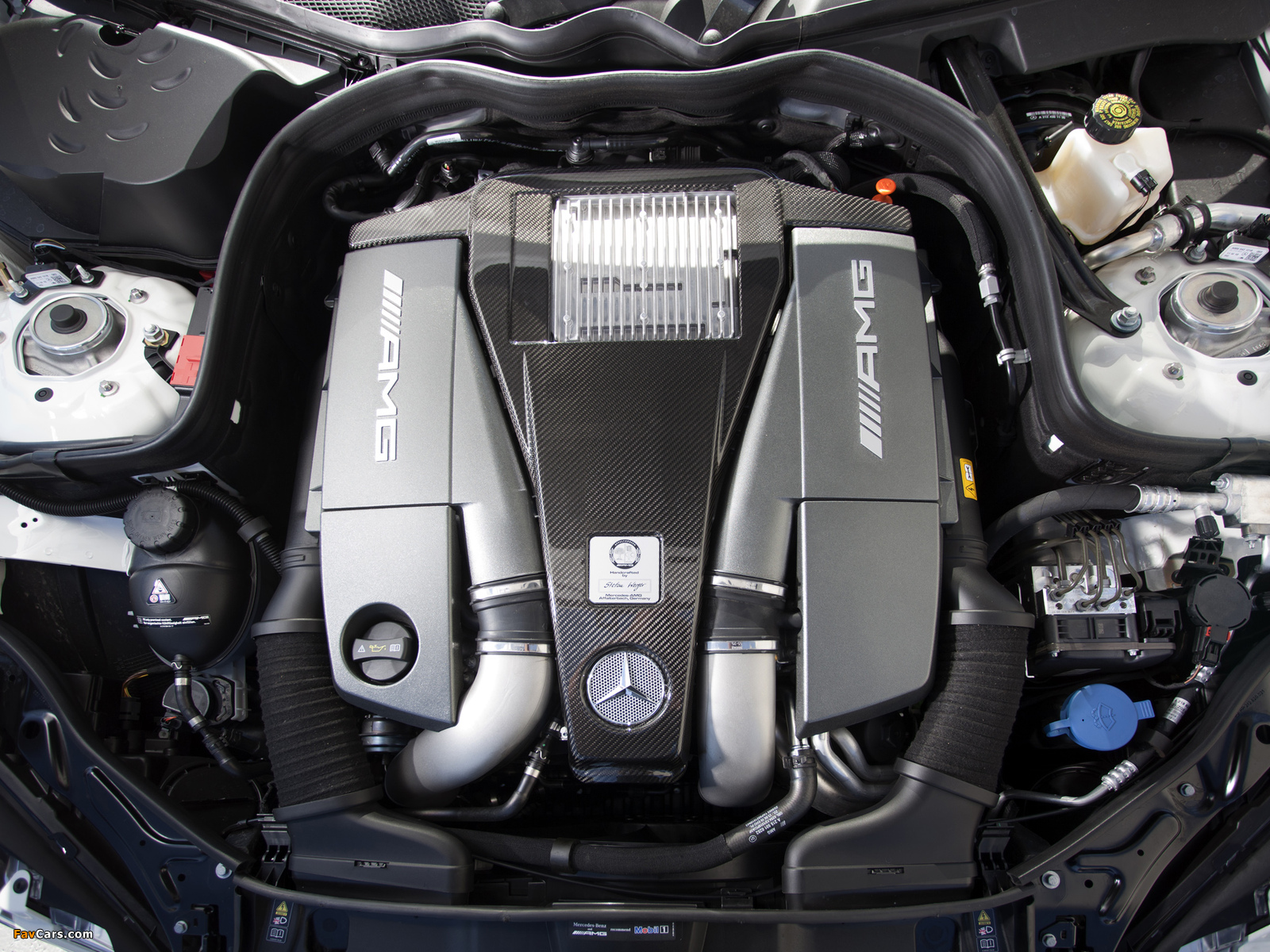 Images of Mercedes-Benz E 63 AMG Estate (S212) 2011–12 (1600 x 1200)