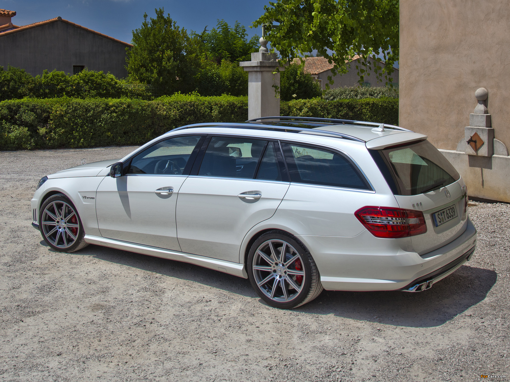 Images of Mercedes-Benz E 63 AMG Estate (S212) 2011–12 (2048 x 1536)