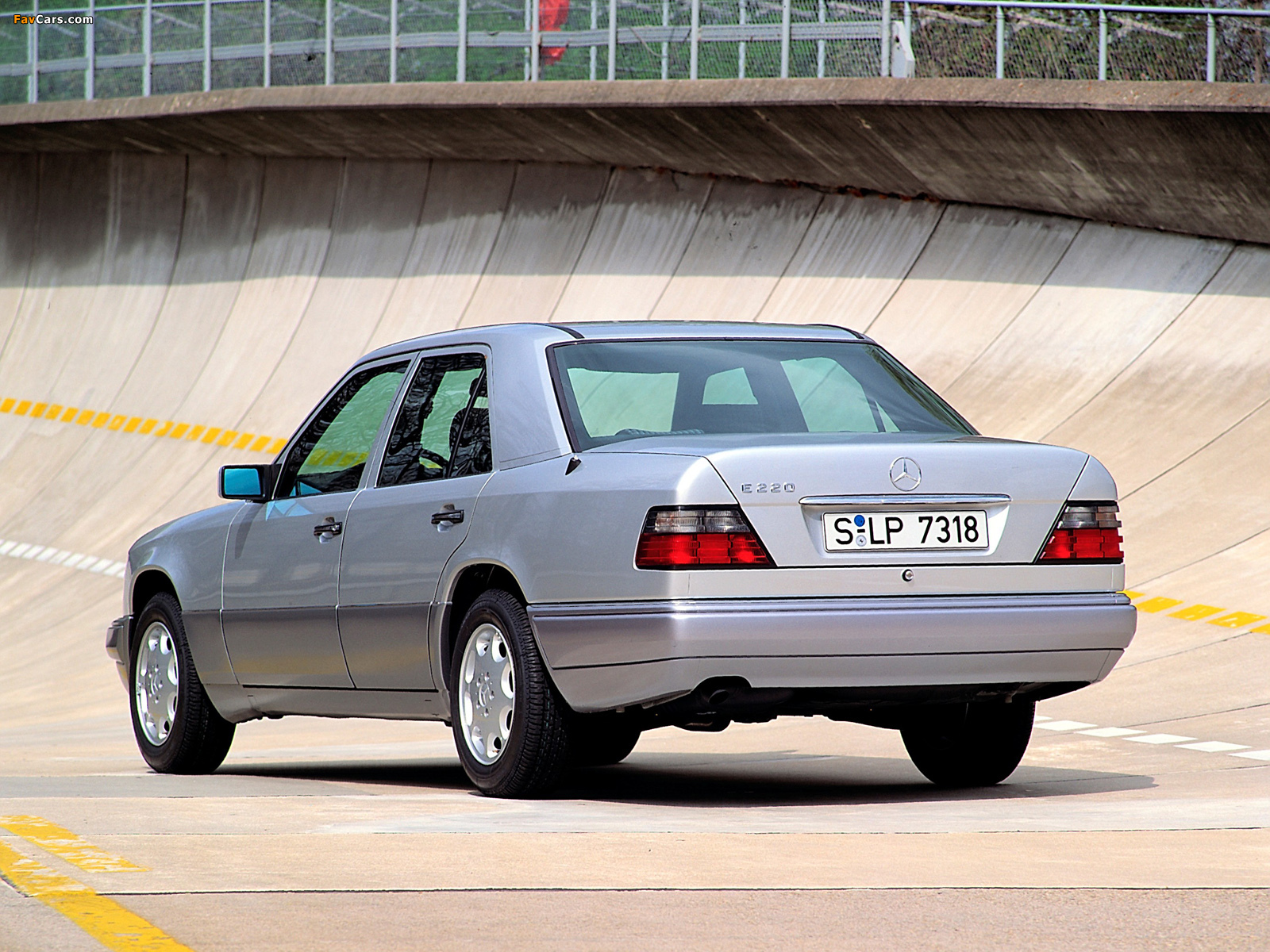Mercedes-Benz E 220 (W124) 1993–95 pictures (1600 x 1200)