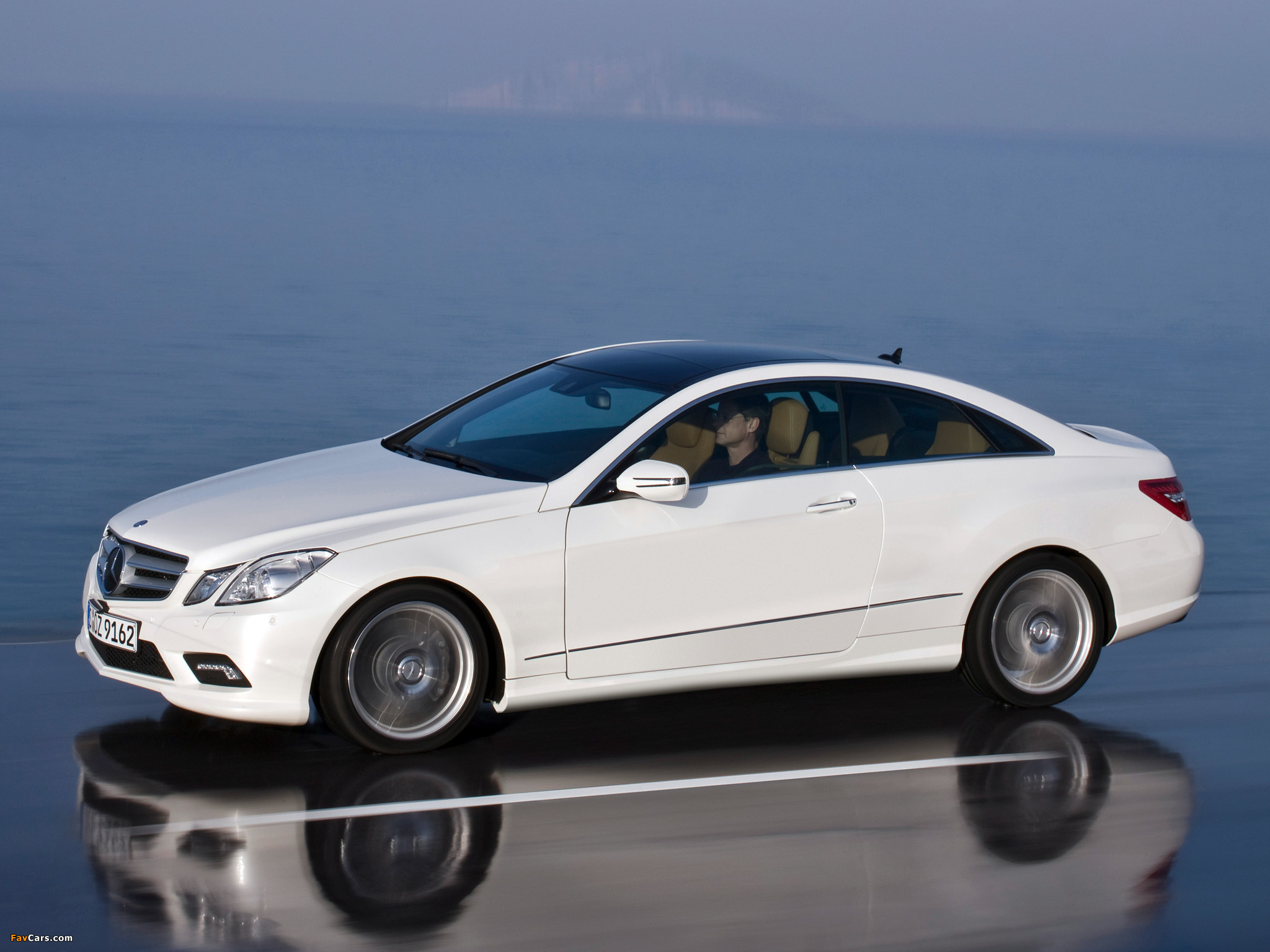 Mercedes-Benz E 500 Coupe AMG Sports Package (C207) 2009–12 photos (2048 x 1536)