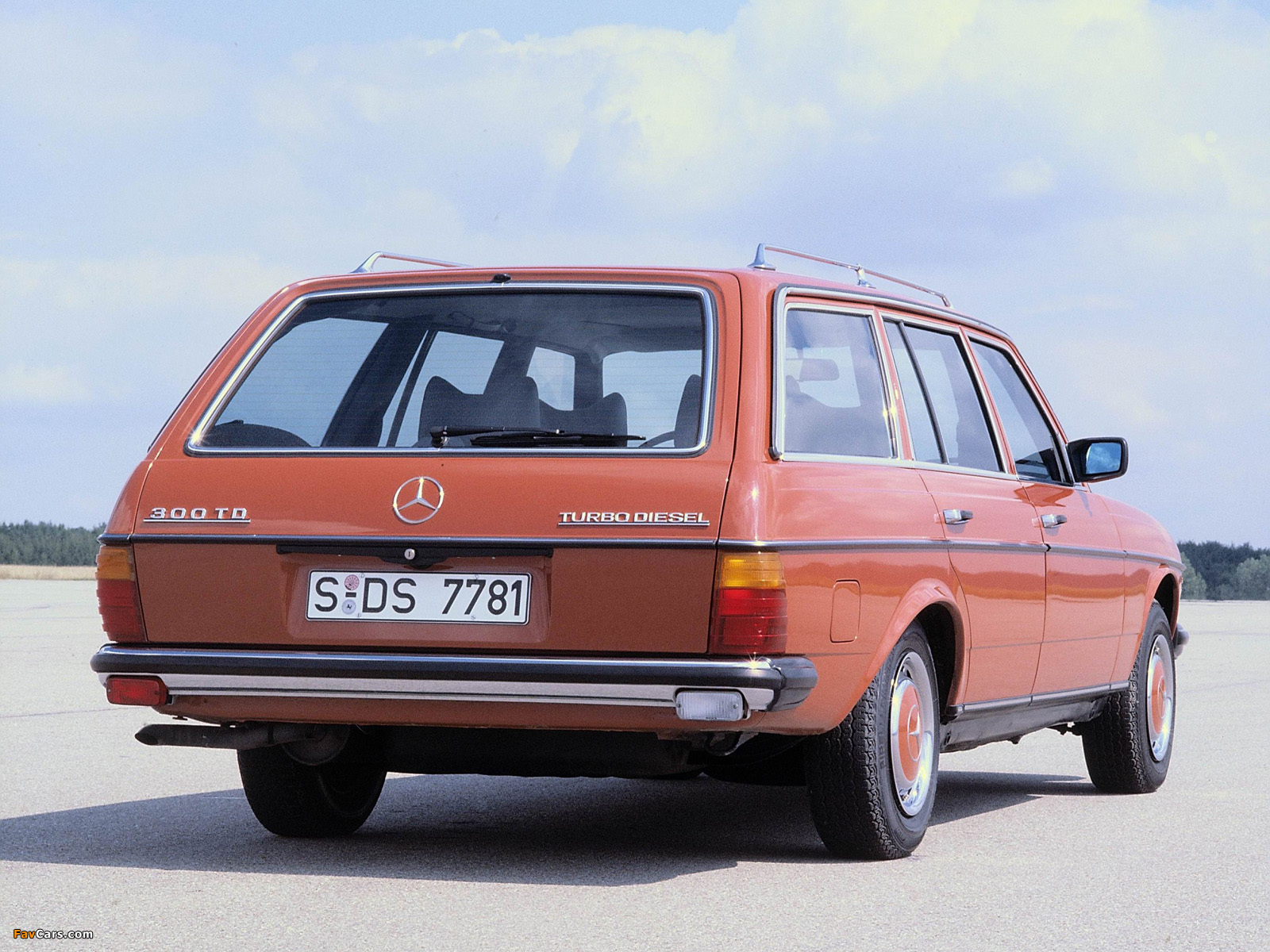 Photos of Mercedes-Benz 300 TD Turbodiesel (S123) 1980–86 (1600 x 1200)