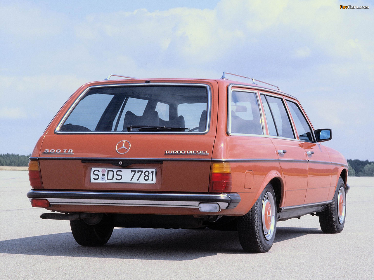 Photos of Mercedes-Benz 300 TD Turbodiesel (S123) 1980–86 (1280 x 960)