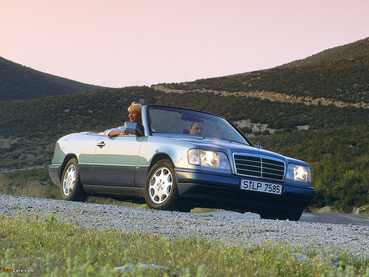 Photos of Mercedes-Benz E 220 Cabrio (A124) 1993–96 (1280 x 960)