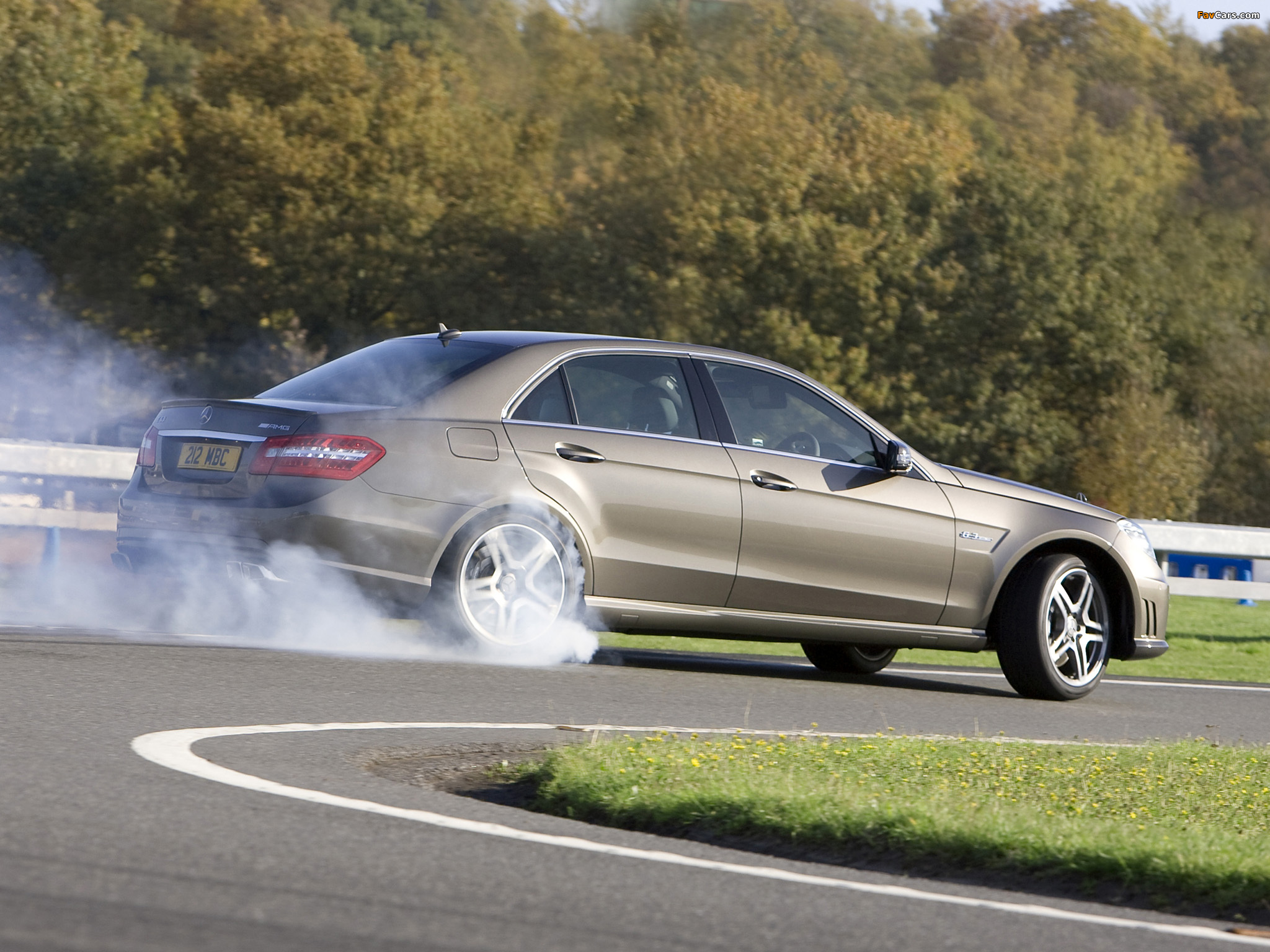 Photos of Mercedes-Benz E 63 AMG UK-spec (W212) 2009–11 (2048 x 1536)