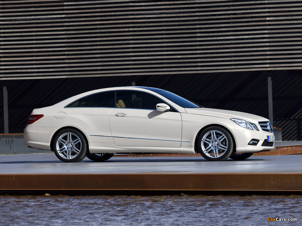Photos of Mercedes-Benz E 500 Coupe AMG Sports Package (C207) 2009–12 (1024 x 768)