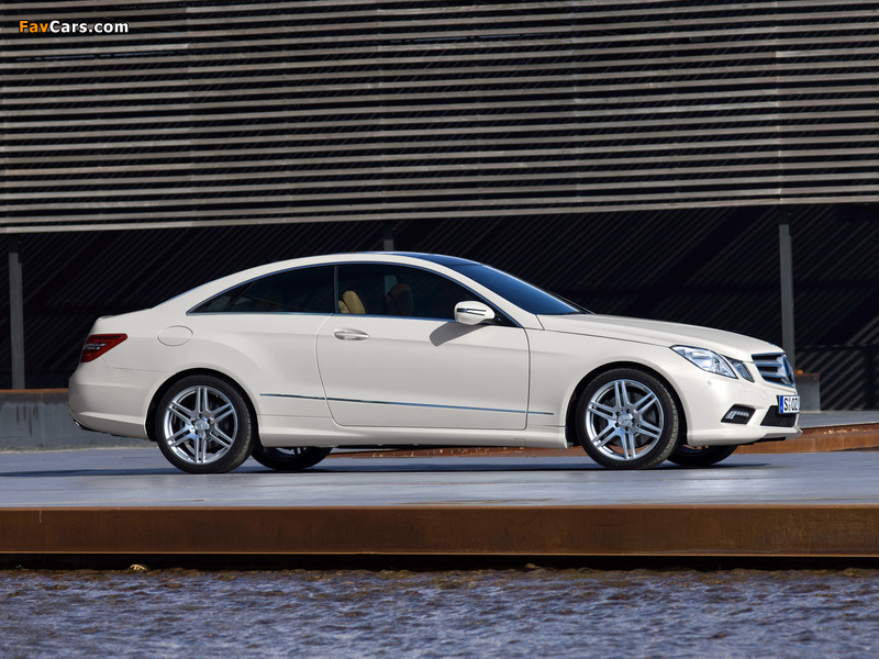 Photos of Mercedes-Benz E 500 Coupe AMG Sports Package (C207) 2009–12 (800 x 600)