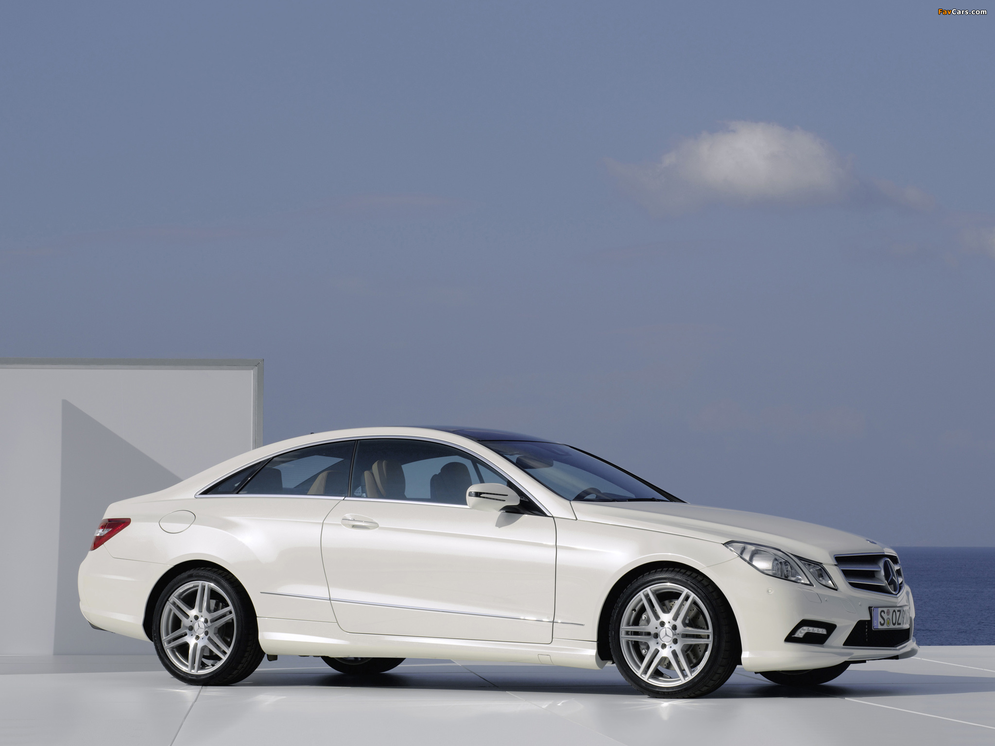 Photos of Mercedes-Benz E 500 Coupe AMG Sports Package (C207) 2009–12 (2048 x 1536)