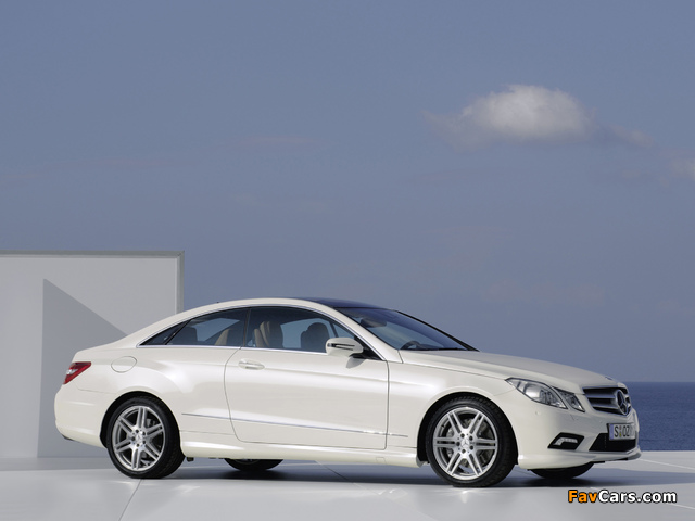 Photos of Mercedes-Benz E 500 Coupe AMG Sports Package (C207) 2009–12 (640 x 480)