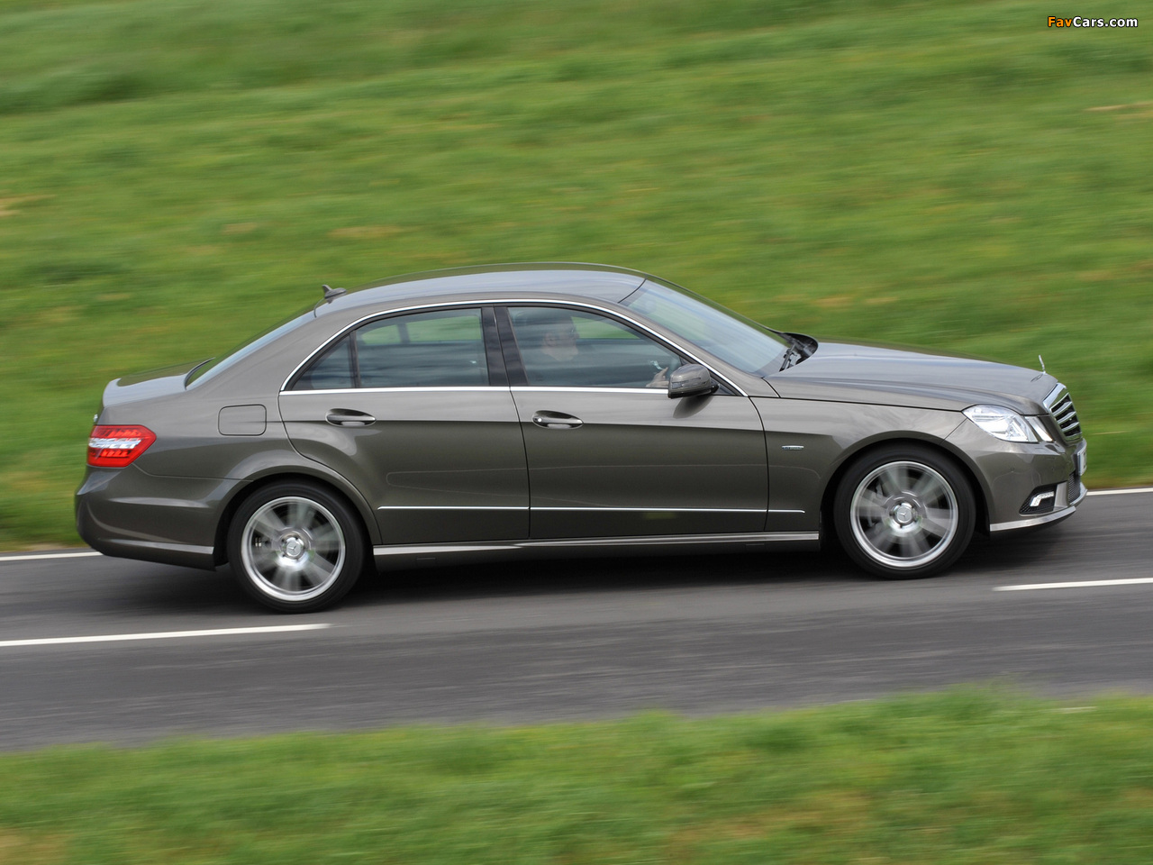 Photos of Mercedes-Benz E 220 CDI AMG Sports Package UK-spec (W212) 2009–12 (1280 x 960)