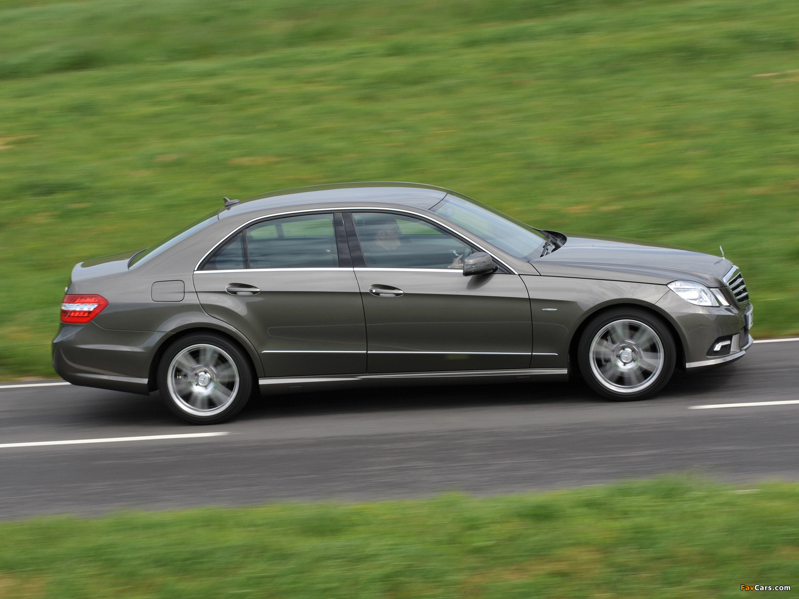 Photos of Mercedes-Benz E 220 CDI AMG Sports Package UK-spec (W212) 2009–12 (1600 x 1200)