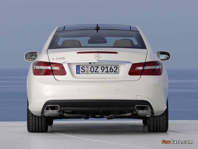 Photos of Mercedes-Benz E 500 Coupe AMG Sports Package (C207) 2009–12 (640 x 480)