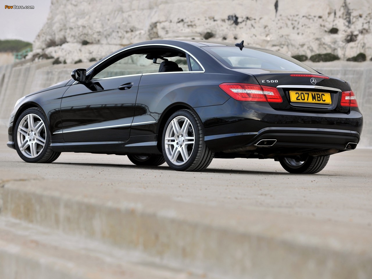 Photos of Mercedes-Benz E 500 Coupe AMG Sports Package UK-spec (C207) 2009–12 (1280 x 960)