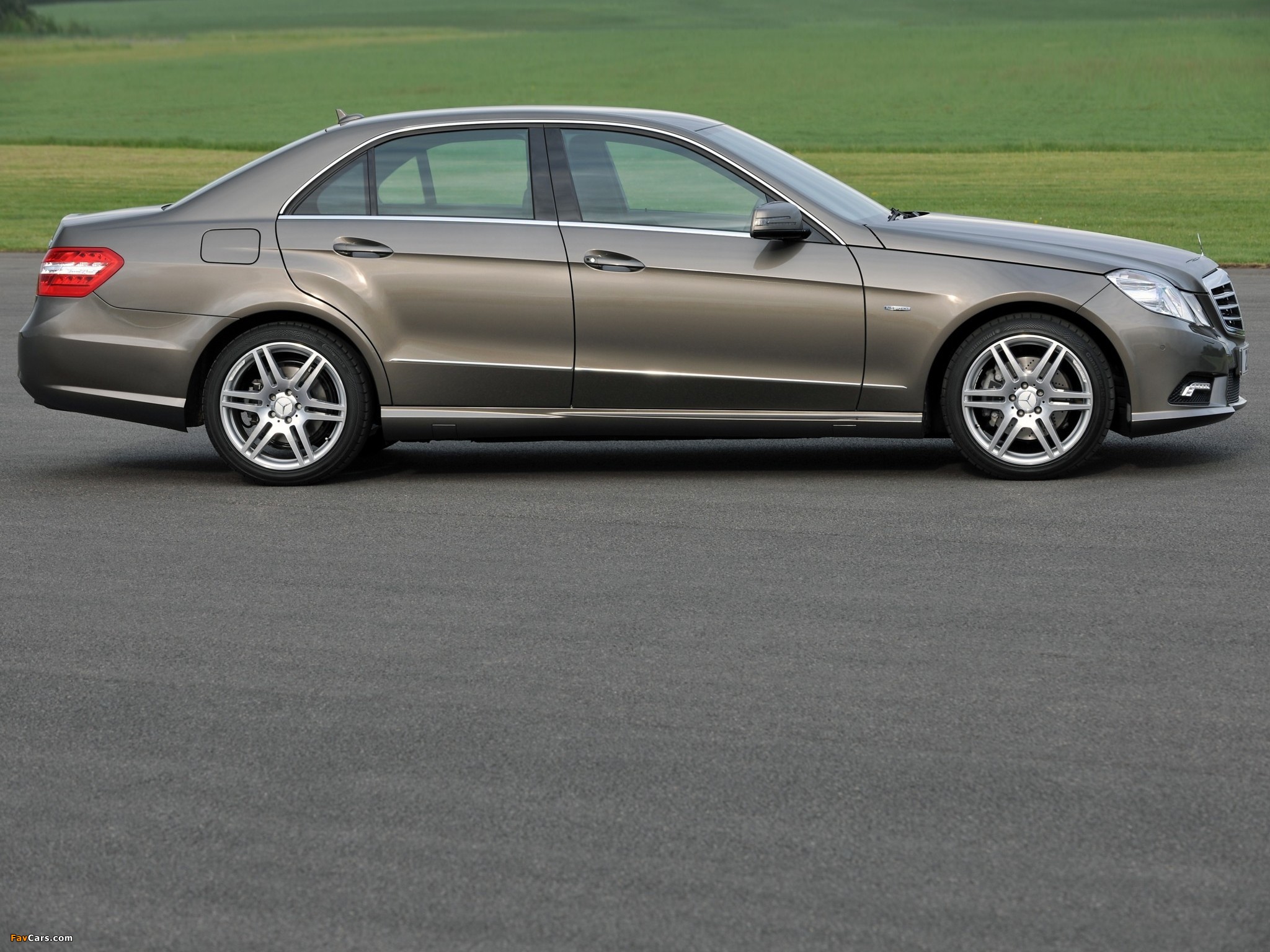 Photos of Mercedes-Benz E 220 CDI AMG Sports Package UK-spec (W212) 2009–12 (2048 x 1536)