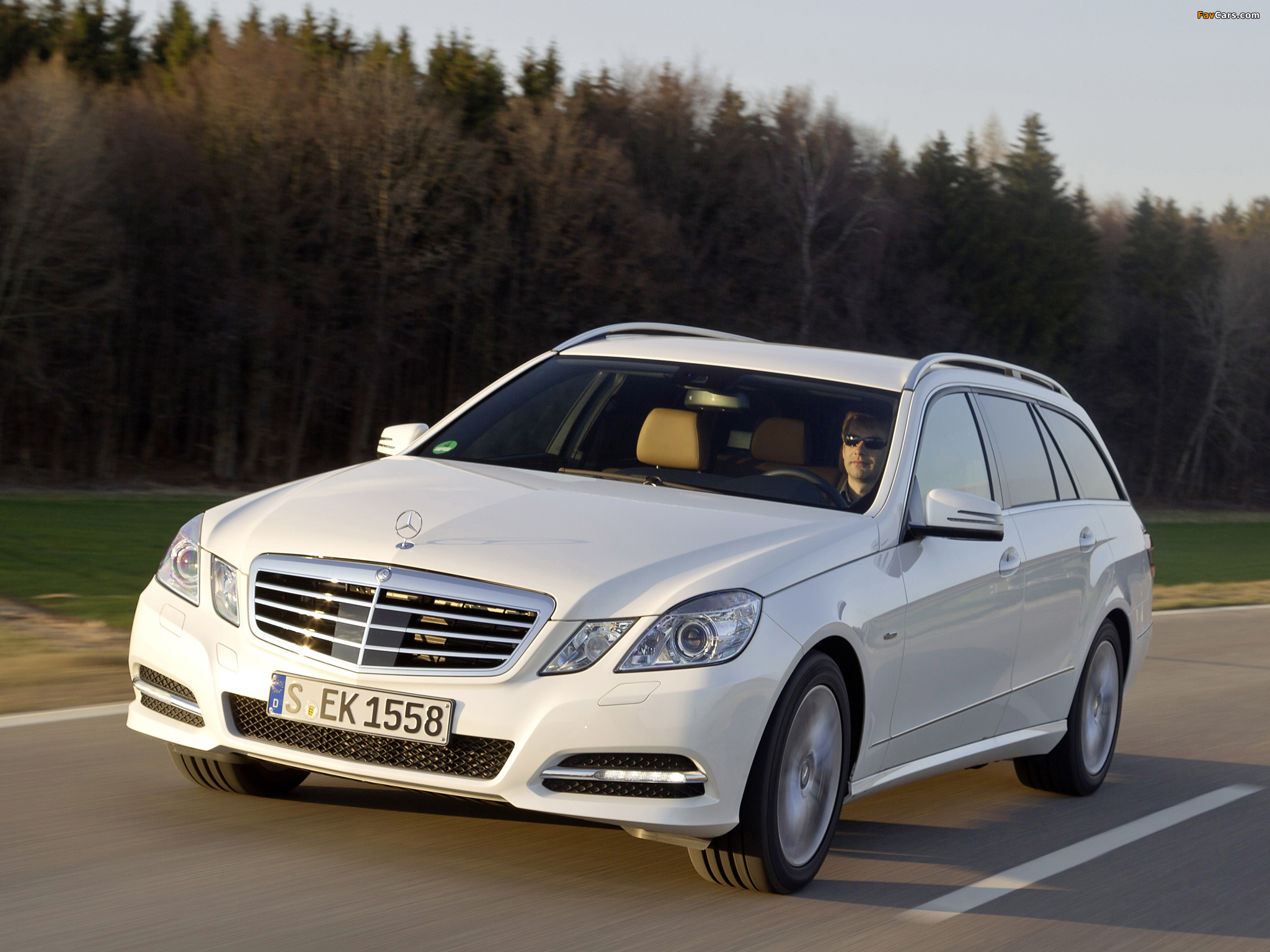 Photos of Mercedes-Benz E 300 BlueTec Hybrid Estate (S212) 2010–12 (2048 x 1536)