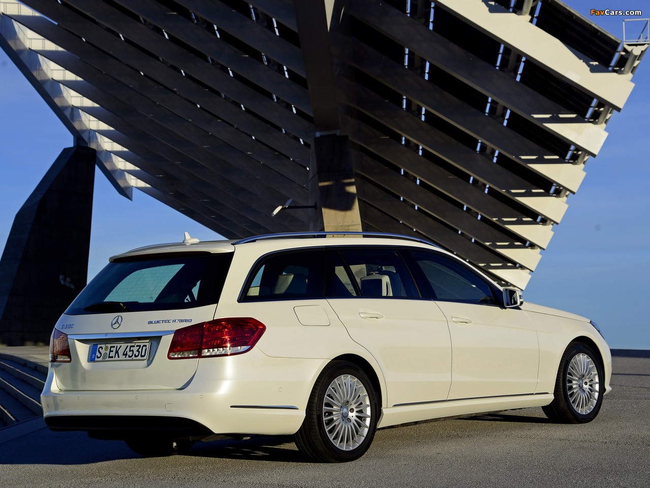 Photos of Mercedes-Benz E 300 BlueTec Hybrid Estate (S212) 2013 (1280 x 960)