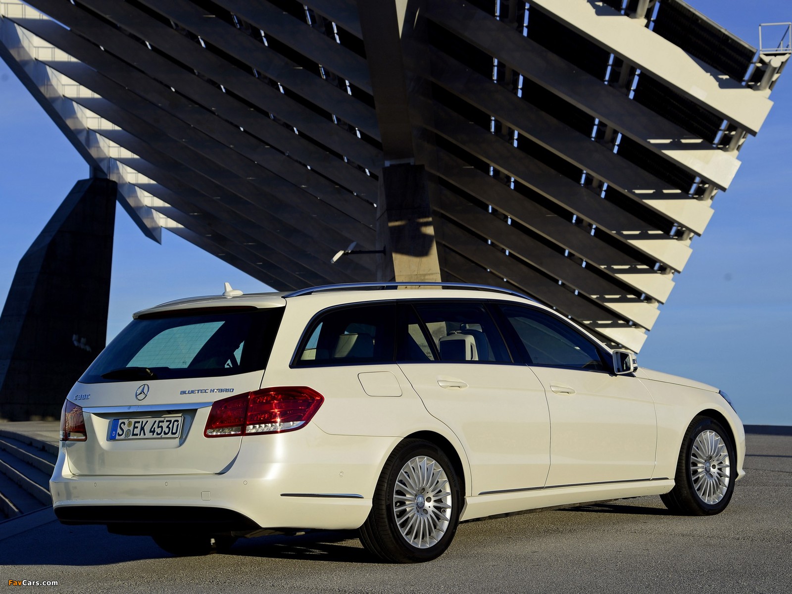 Photos of Mercedes-Benz E 300 BlueTec Hybrid Estate (S212) 2013 (1600 x 1200)