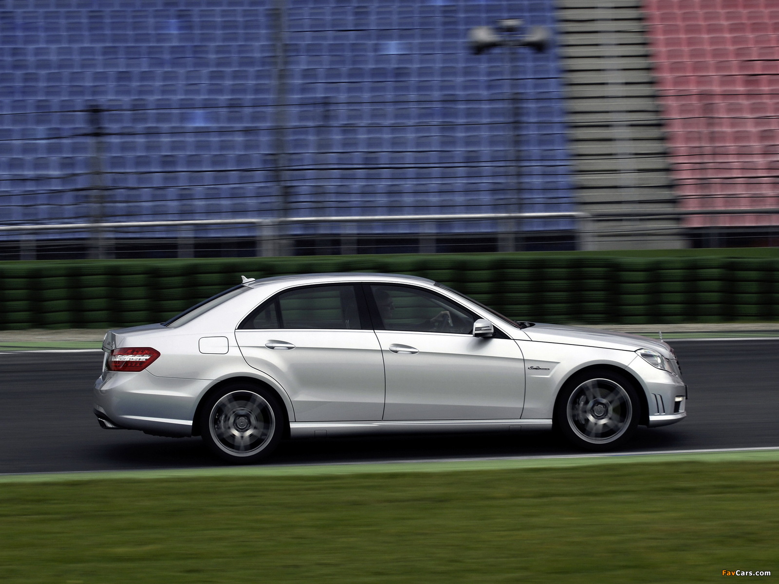 Pictures of Mercedes-Benz E 63 AMG (W212) 2009–11 (1600 x 1200)