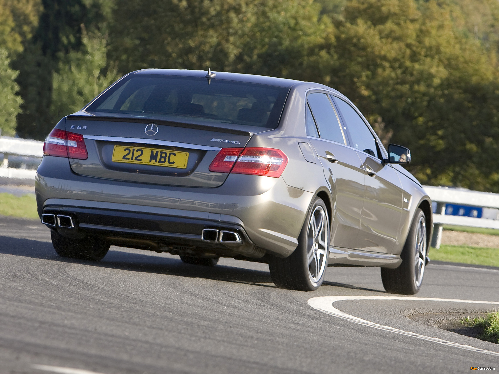 Pictures of Mercedes-Benz E 63 AMG UK-spec (W212) 2009–11 (2048 x 1536)