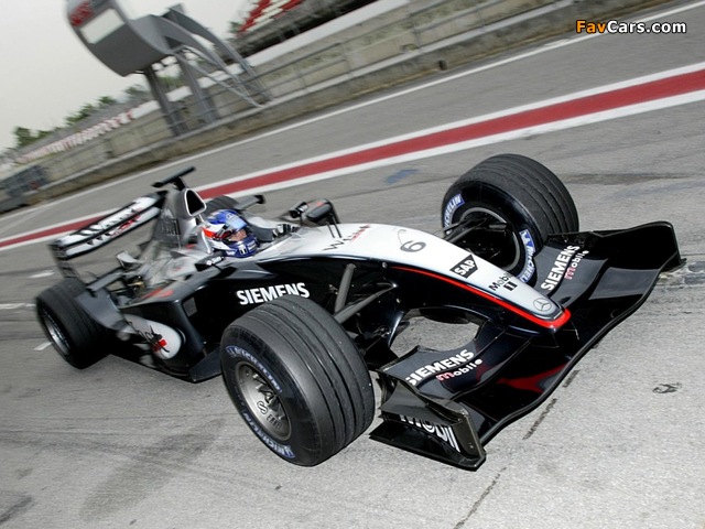 Images of McLaren Mercedes-Benz MP4-18 2003 (640 x 480)