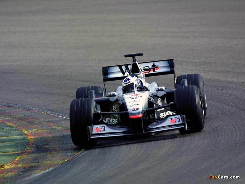 Photos of McLaren Mercedes-Benz MP4-16 2001 (800 x 600)