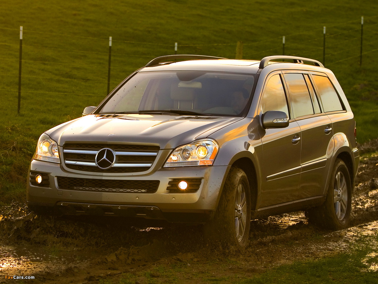 Images of Mercedes-Benz GL 450 US-spec (X164) 2006–09 (1280 x 960)