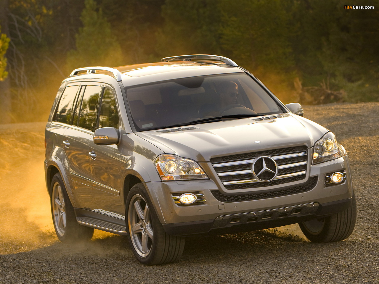 Images of Mercedes-Benz GL 550 US-spec (X164) 2006–09 (1280 x 960)