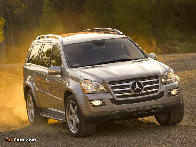 Images of Mercedes-Benz GL 550 US-spec (X164) 2006–09 (640 x 480)