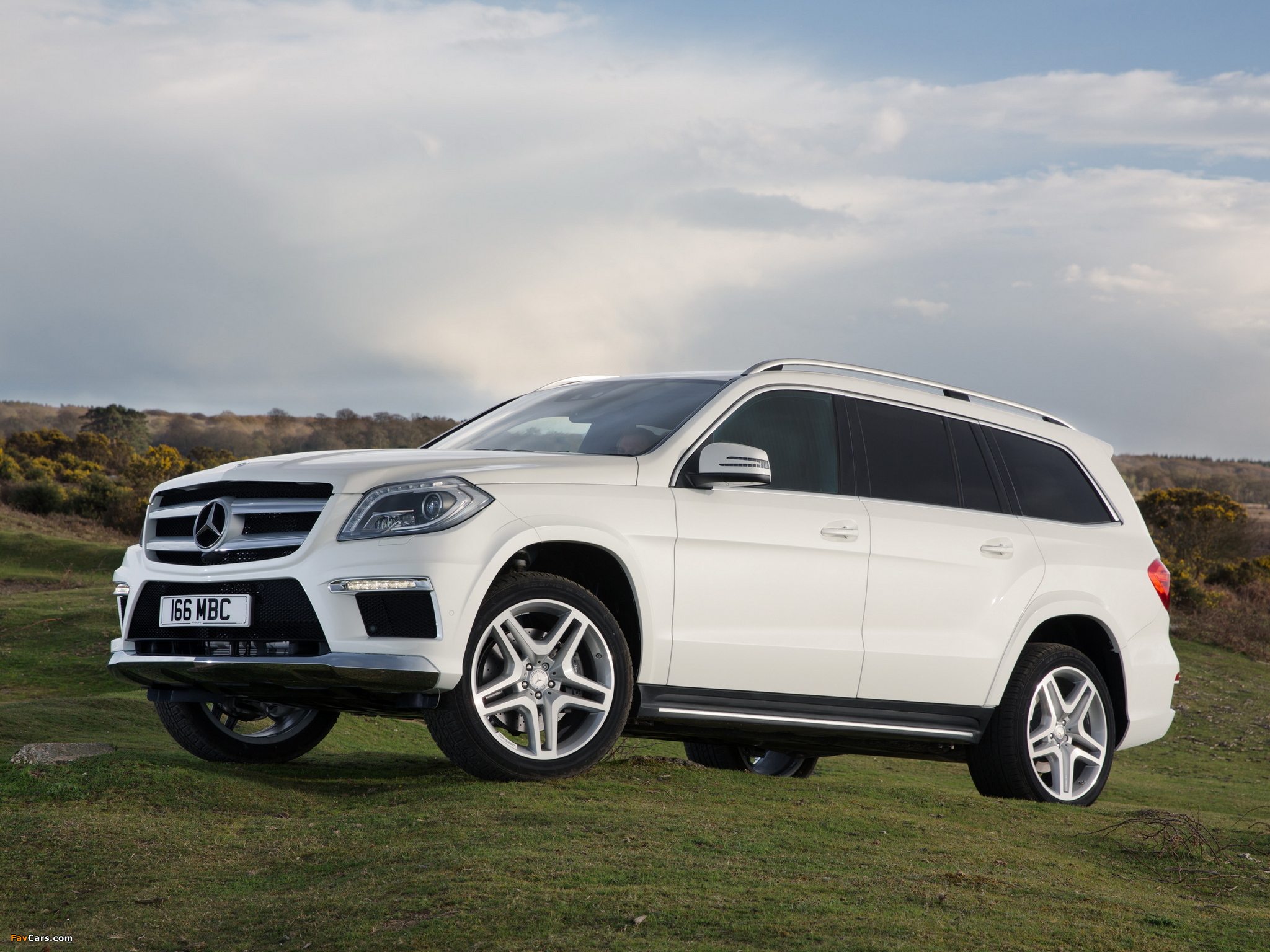 Images of Mercedes-Benz GL 350 BlueTec AMG Sports Package UK-spec (X166) 2013 (2048 x 1536)