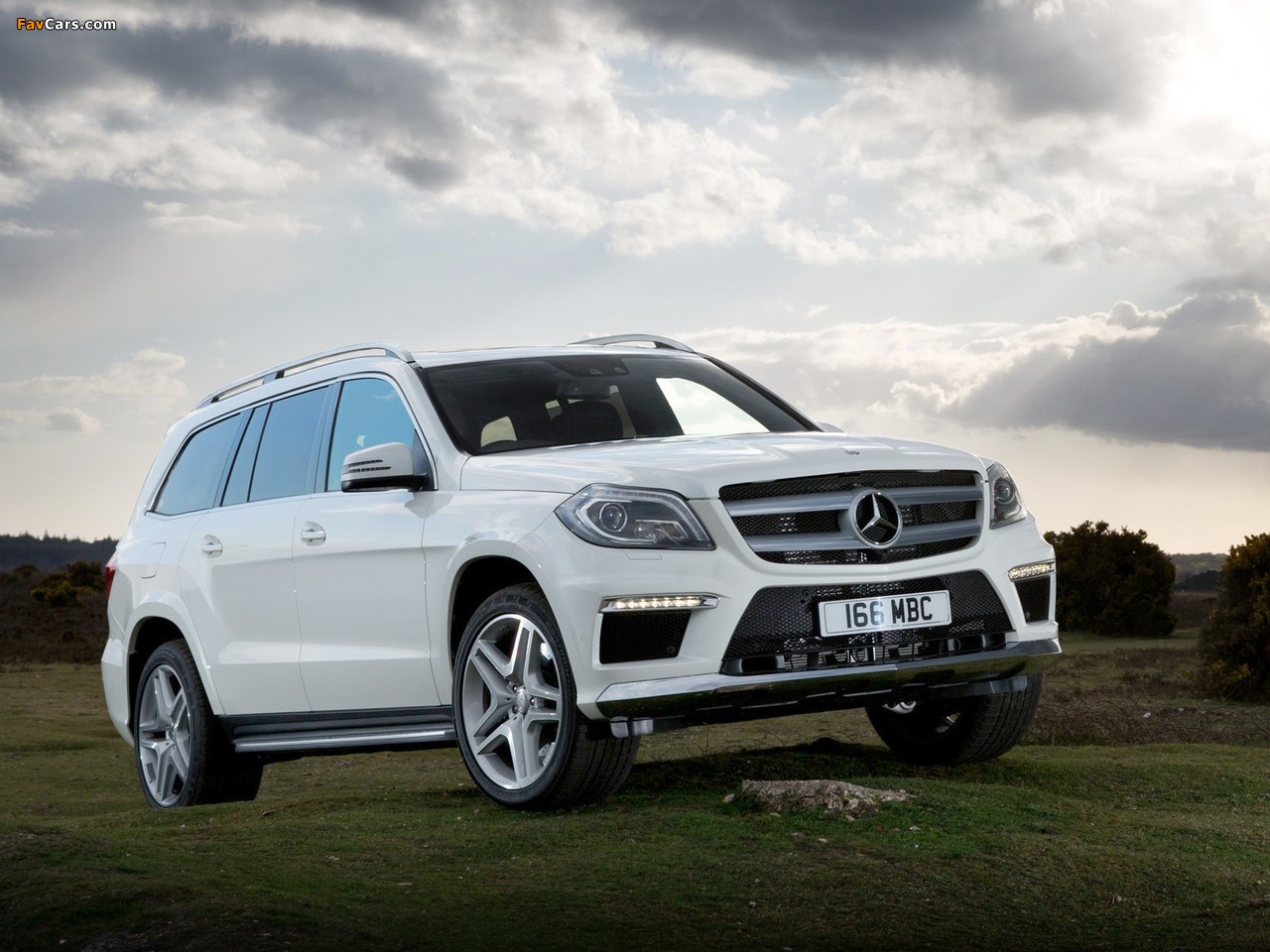 Photos of Mercedes-Benz GL 350 BlueTec AMG Sports Package UK-spec (X166) 2013 (1280 x 960)