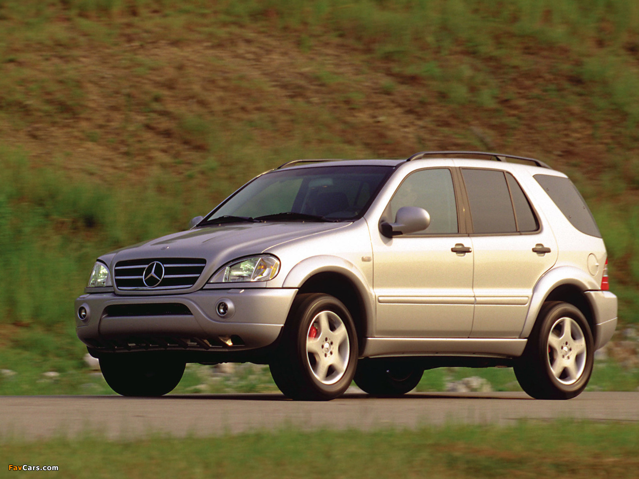 Images of Mercedes-Benz ML 55 AMG US-spec (W163) 2000–03 (1280 x 960)