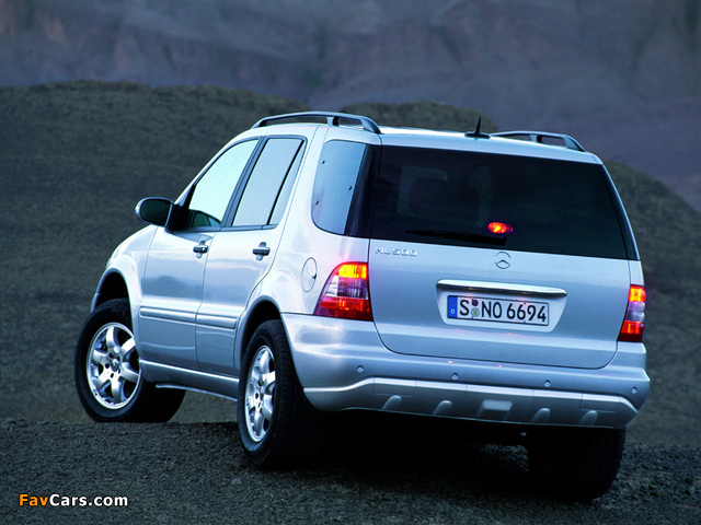 Images of Mercedes-Benz ML 500 (W163) 2001–05 (640 x 480)