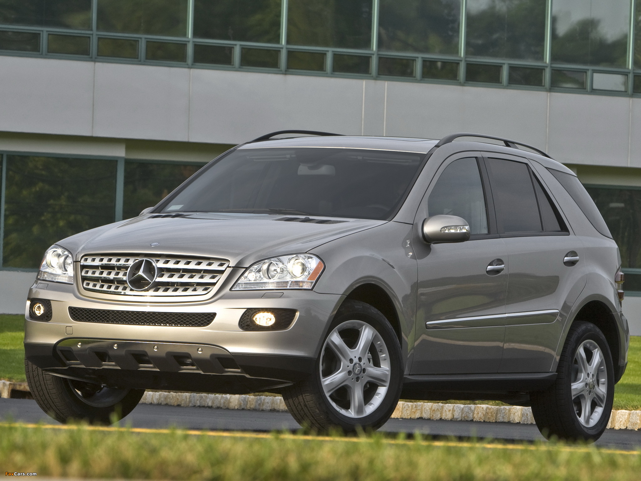 Images of Mercedes-Benz ML 350 US-spec (W164) 2005–08 (2048 x 1536)