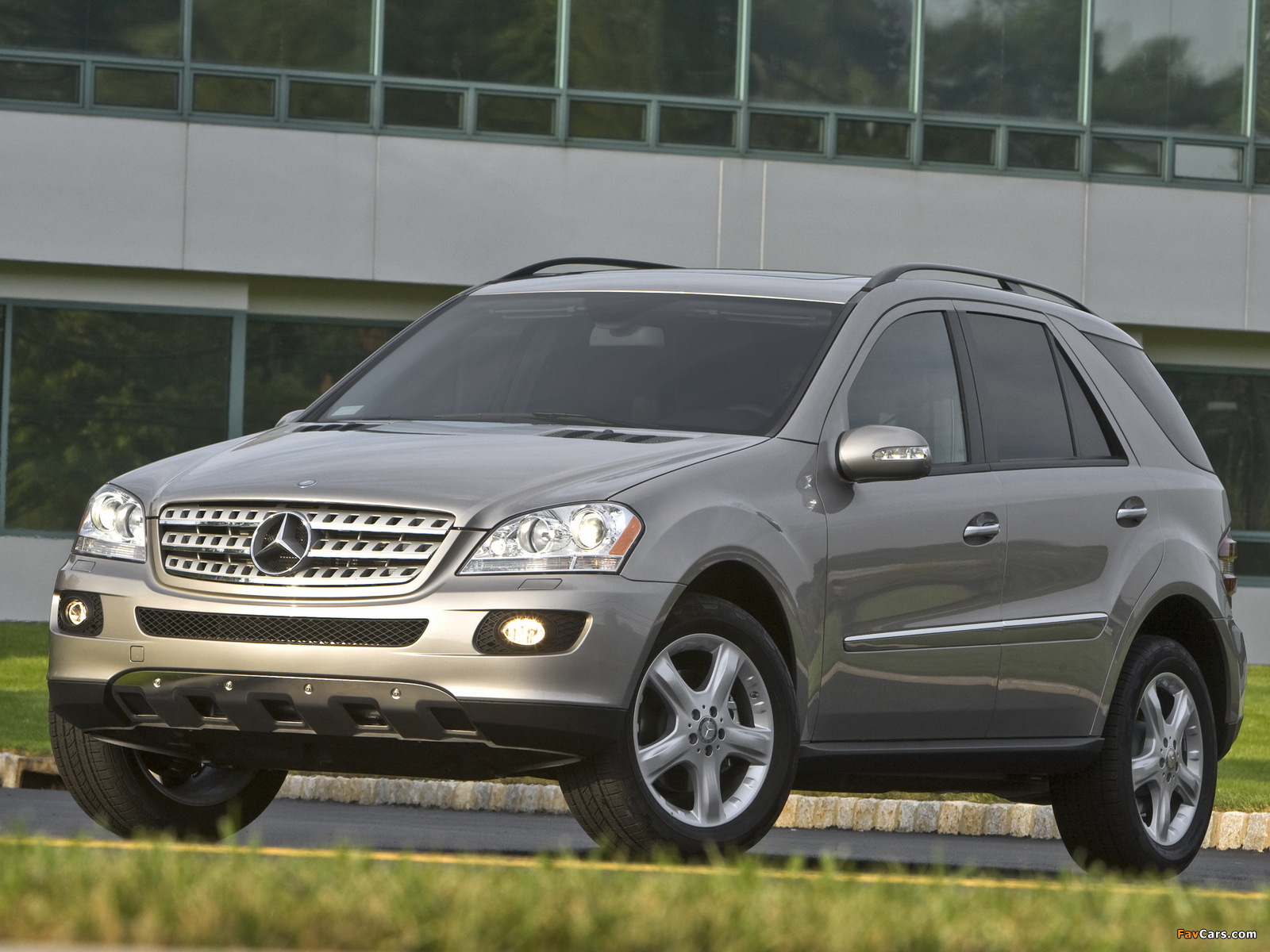 Images of Mercedes-Benz ML 350 US-spec (W164) 2005–08 (1600 x 1200)