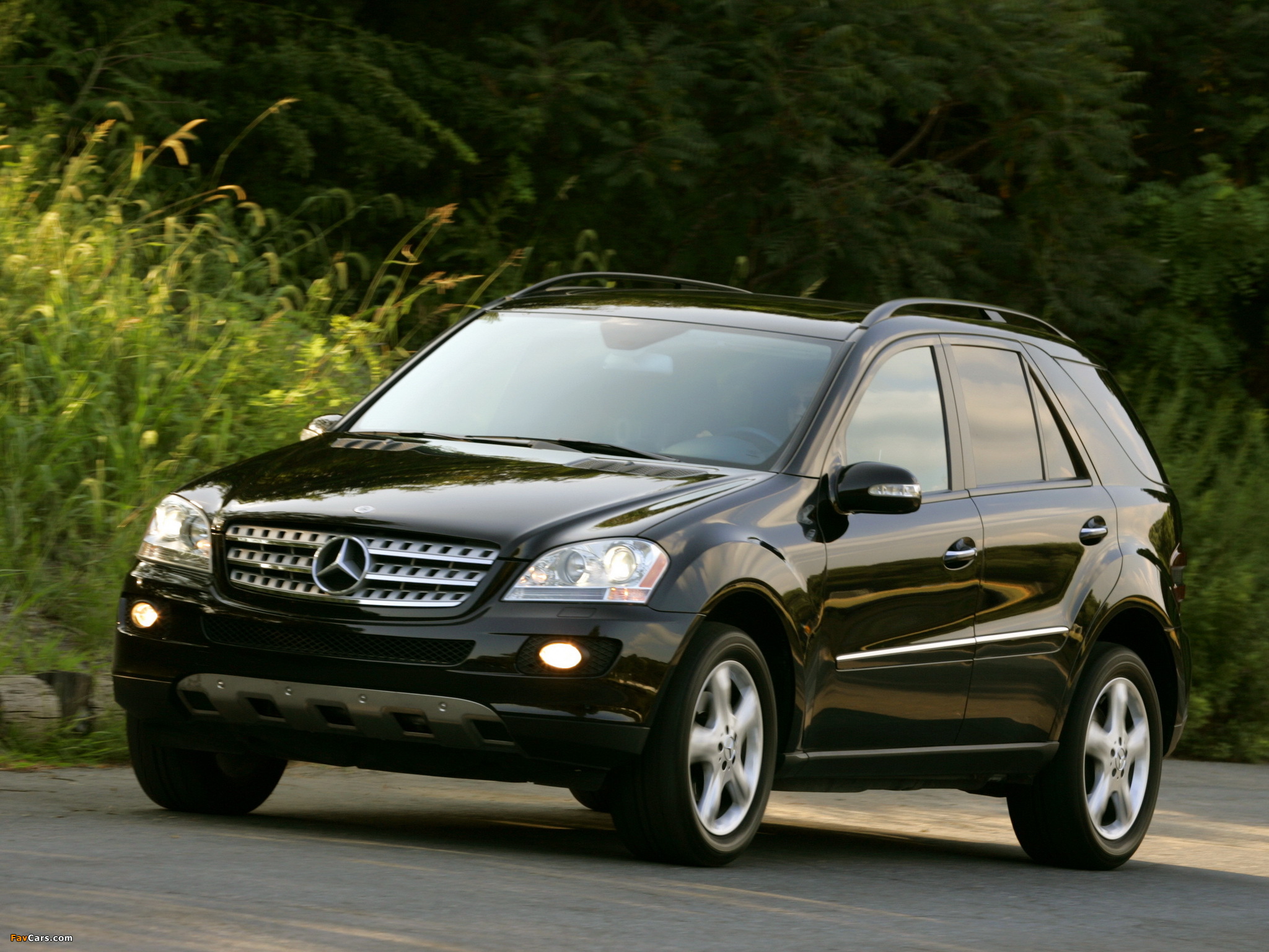 Images of Mercedes-Benz ML 500 US-spec (W164) 2005–07 (2048 x 1536)