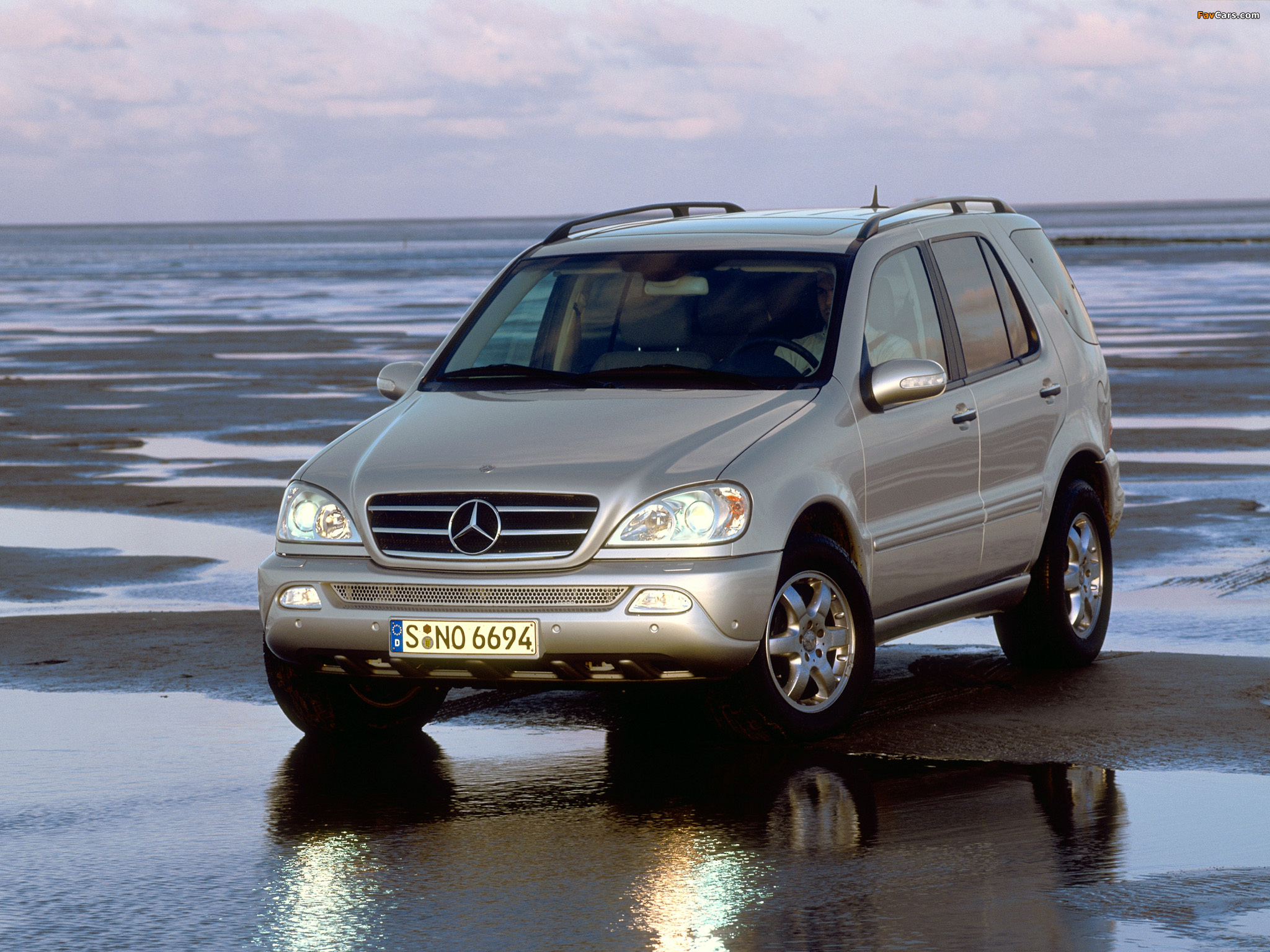 Photos of Mercedes-Benz ML 500 (W163) 2001–05 (2048 x 1536)