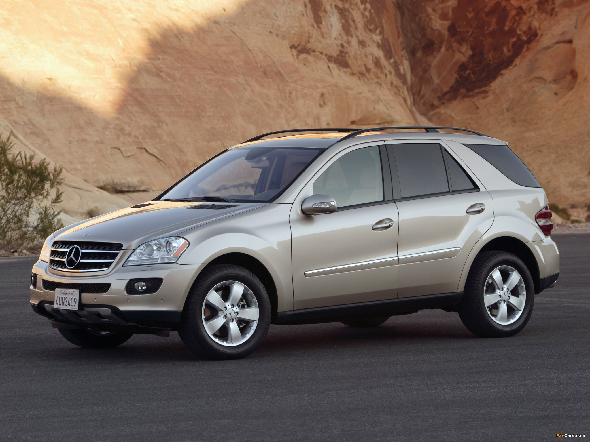 Photos of Mercedes-Benz ML 500 US-spec (W164) 2005–07 (2048 x 1536)