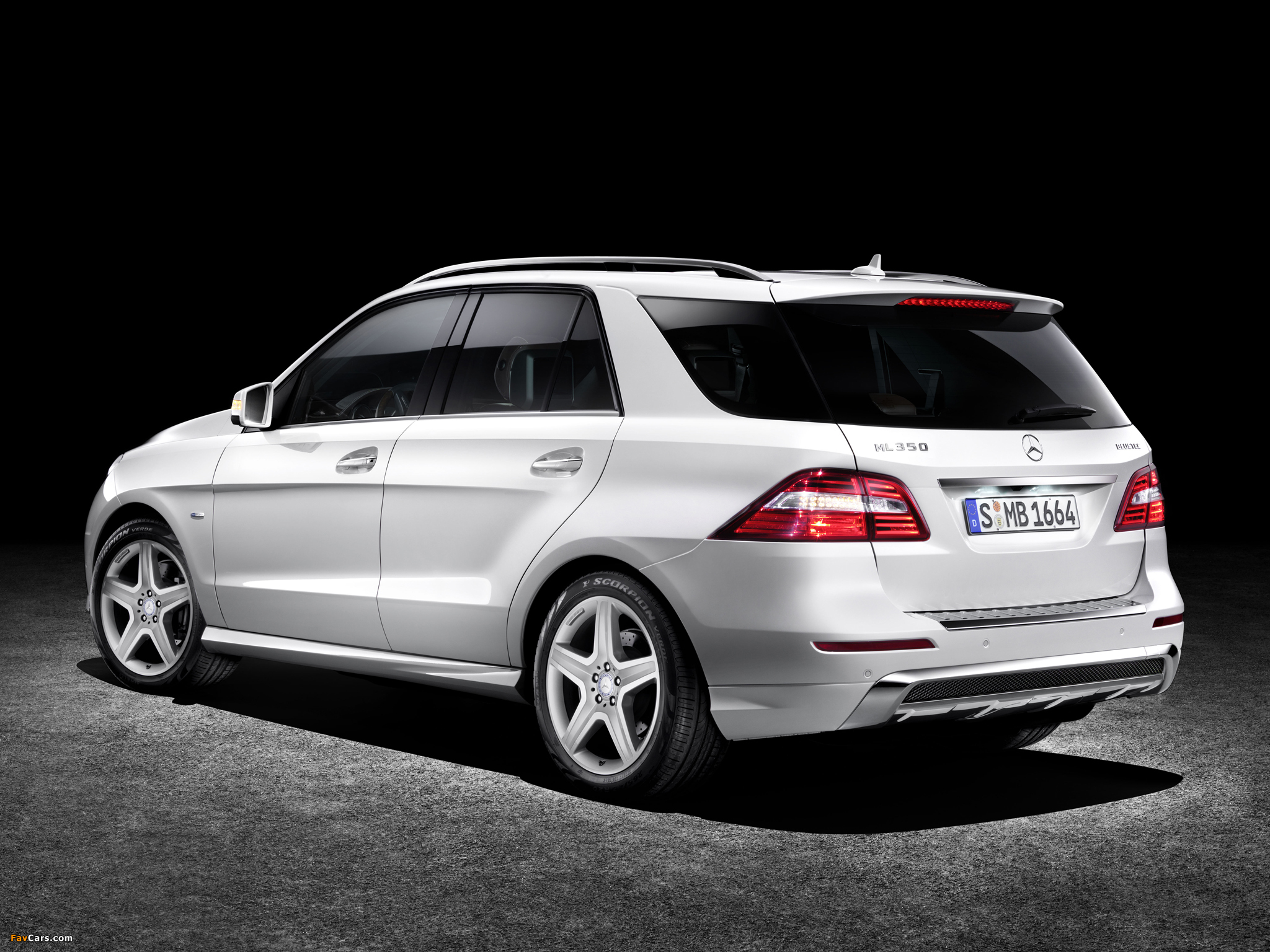 Photos of Mercedes-Benz ML 350 BlueTec AMG Sports Package Edition 1 (W166) 2011 (2048 x 1536)