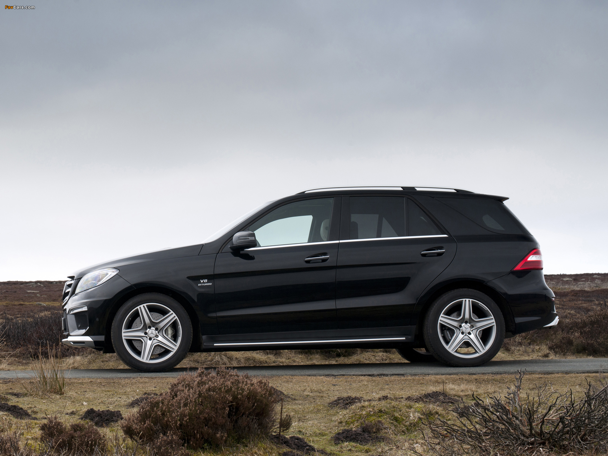 Photos of Mercedes-Benz ML 63 AMG UK-spec (W166) 2012 (2048 x 1536)