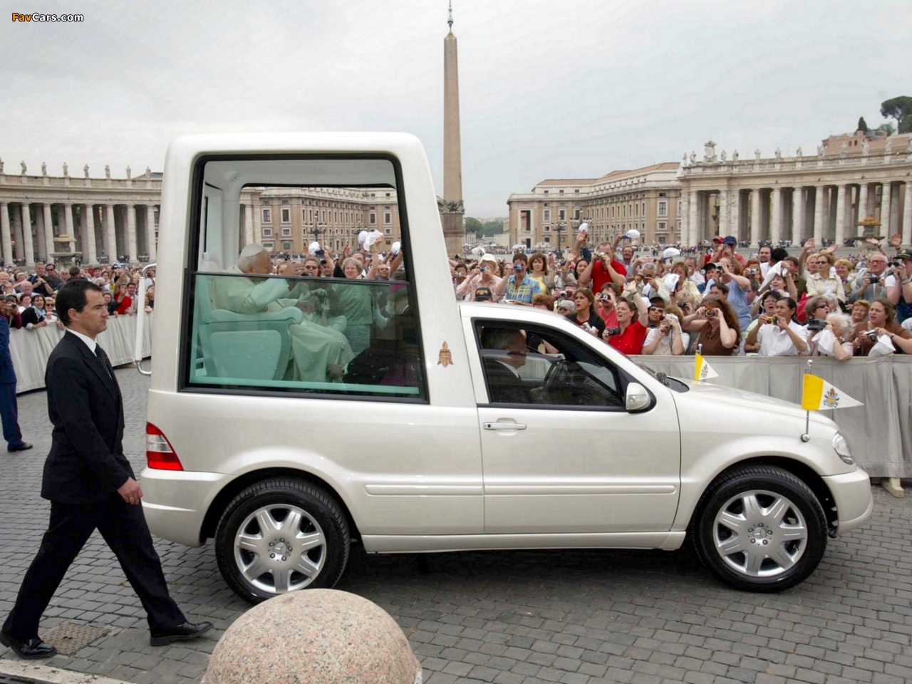 Pictures of Mercedes-Benz ML 430 Popemobile (W163) 2002 (1280 x 960)