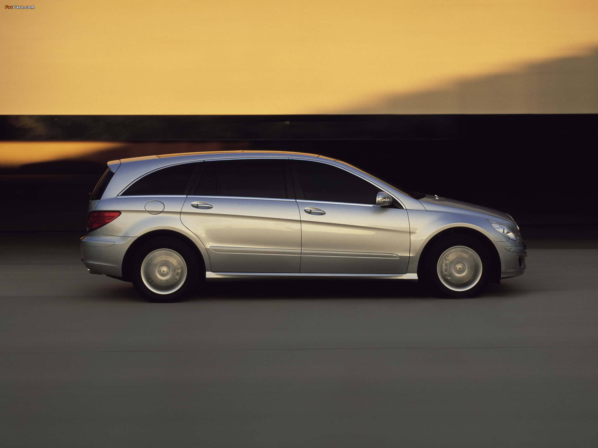 Images of Mercedes-Benz R 350 US-spec (W251) 2005–08 (2048 x 1536)
