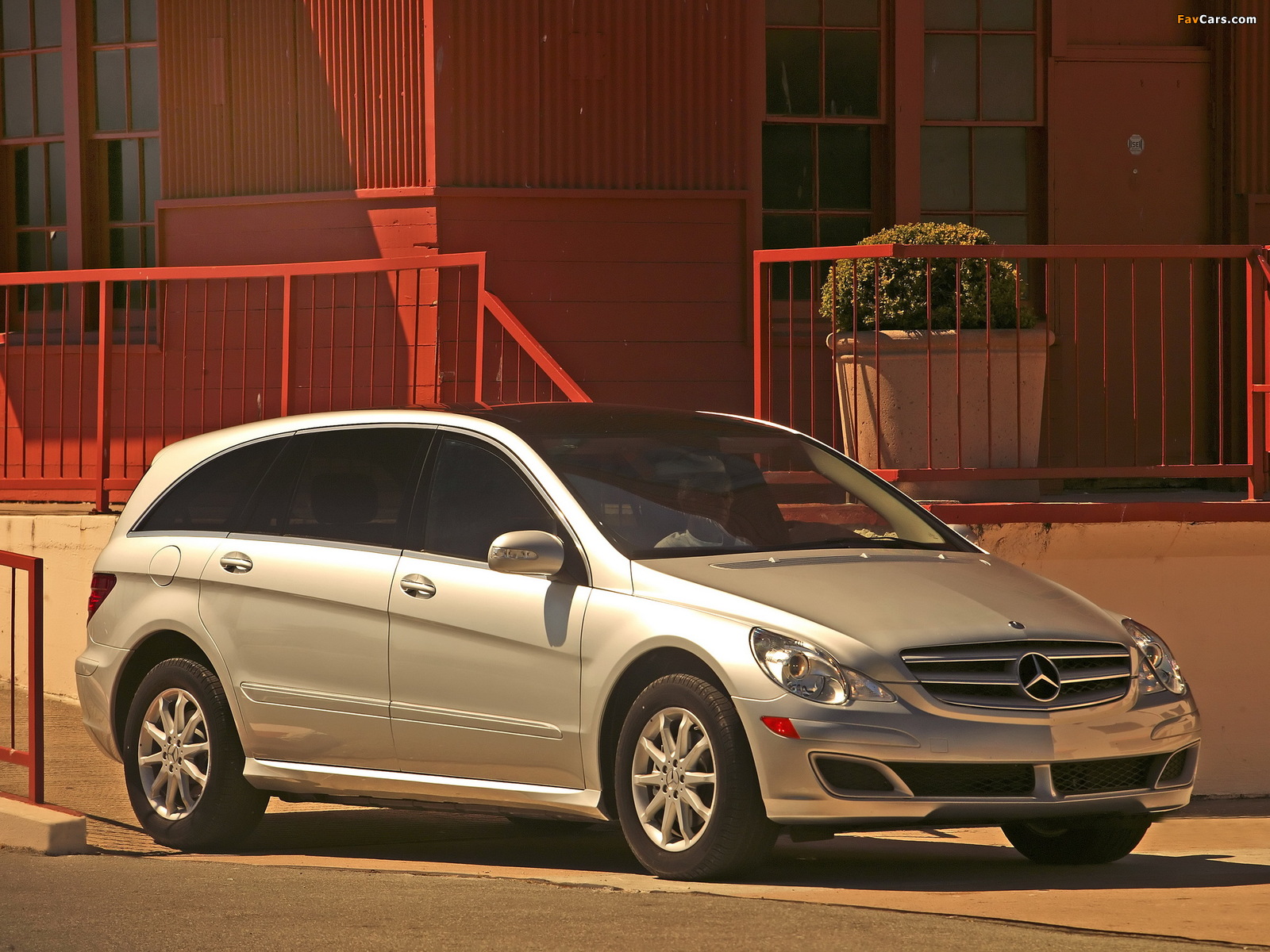 Images of Mercedes-Benz R 350 US-spec (W251) 2005–08 (1600 x 1200)