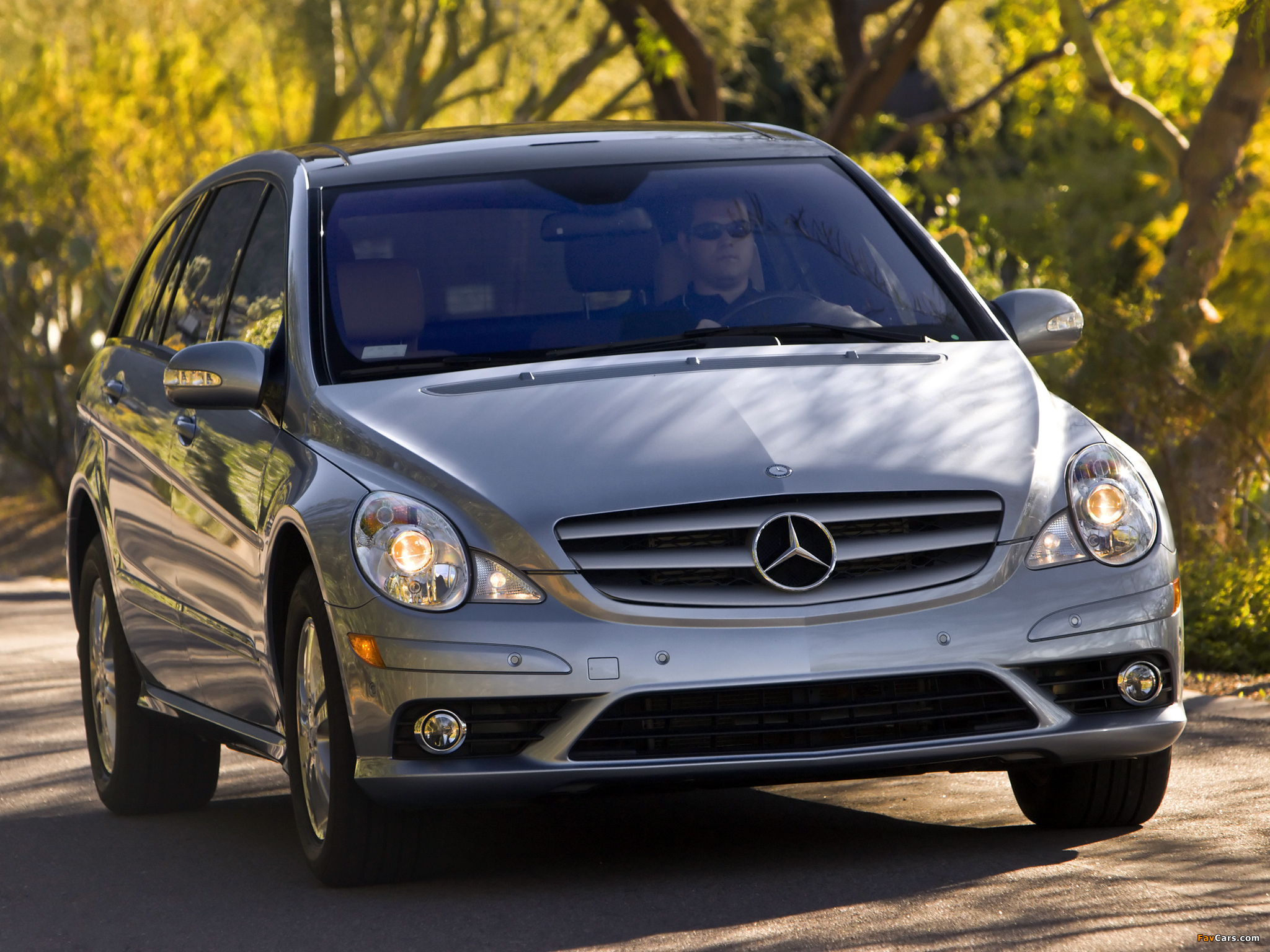 Images of Mercedes-Benz R 320 CDI US-spec (W251) 2006–10 (2048 x 1536)