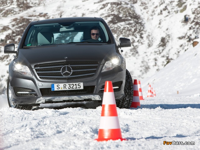 Images of Mercedes-Benz R 350 4MATIC (W251) 2010 (640 x 480)
