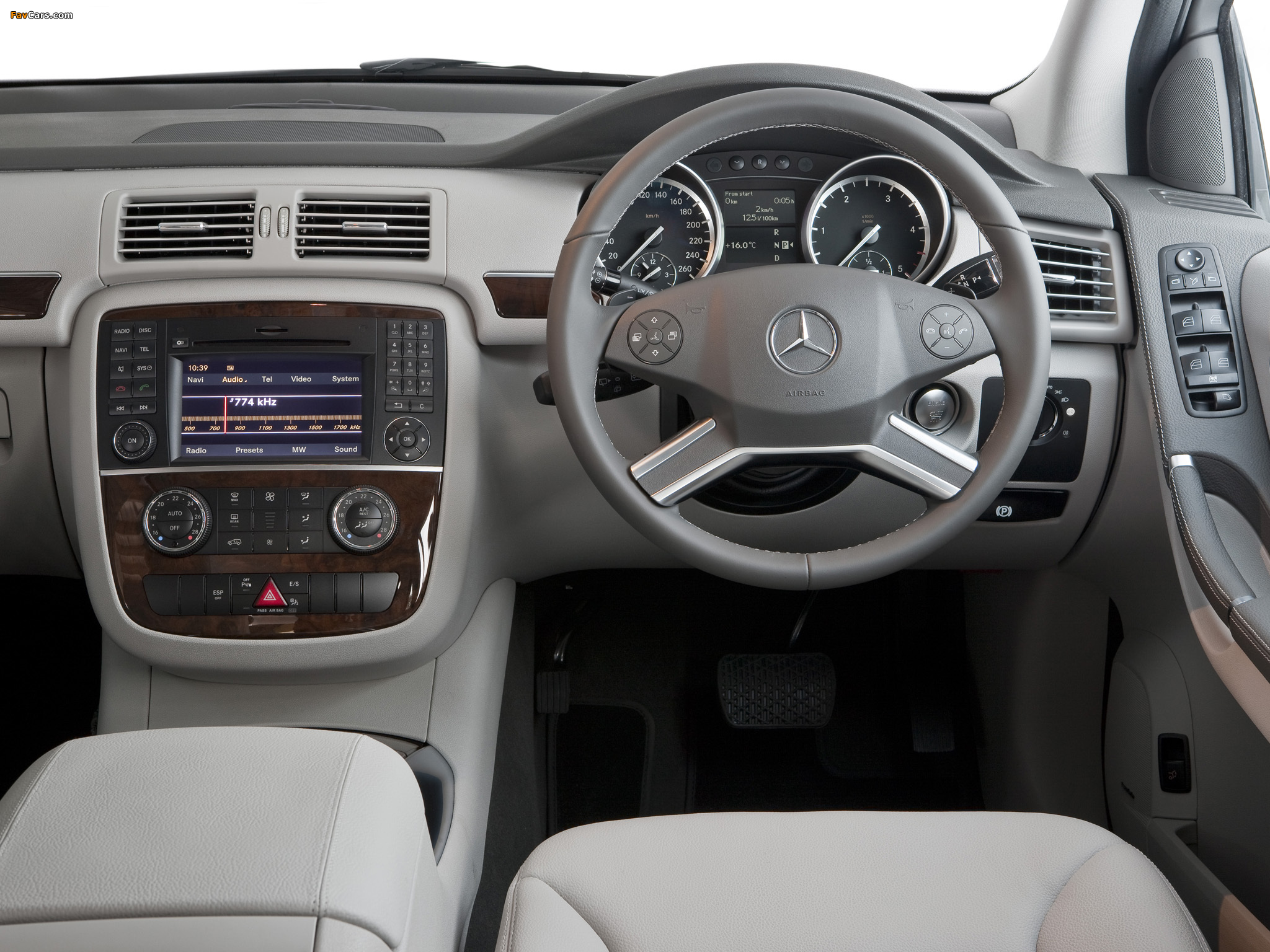 Images of Mercedes-Benz R 300 CDI AU-spec (W251) 2010 (2048 x 1536)