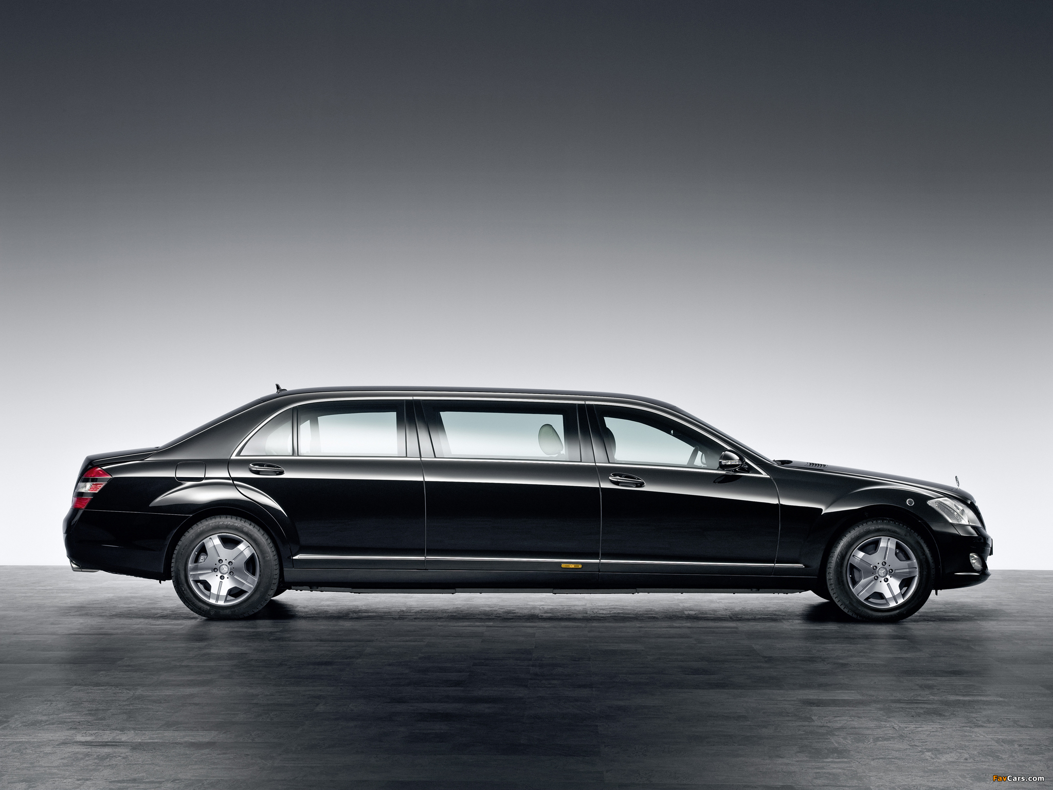 Images of Mercedes-Benz S 600 Guard Pullman (W221) 2008–09 (2048 x 1536)