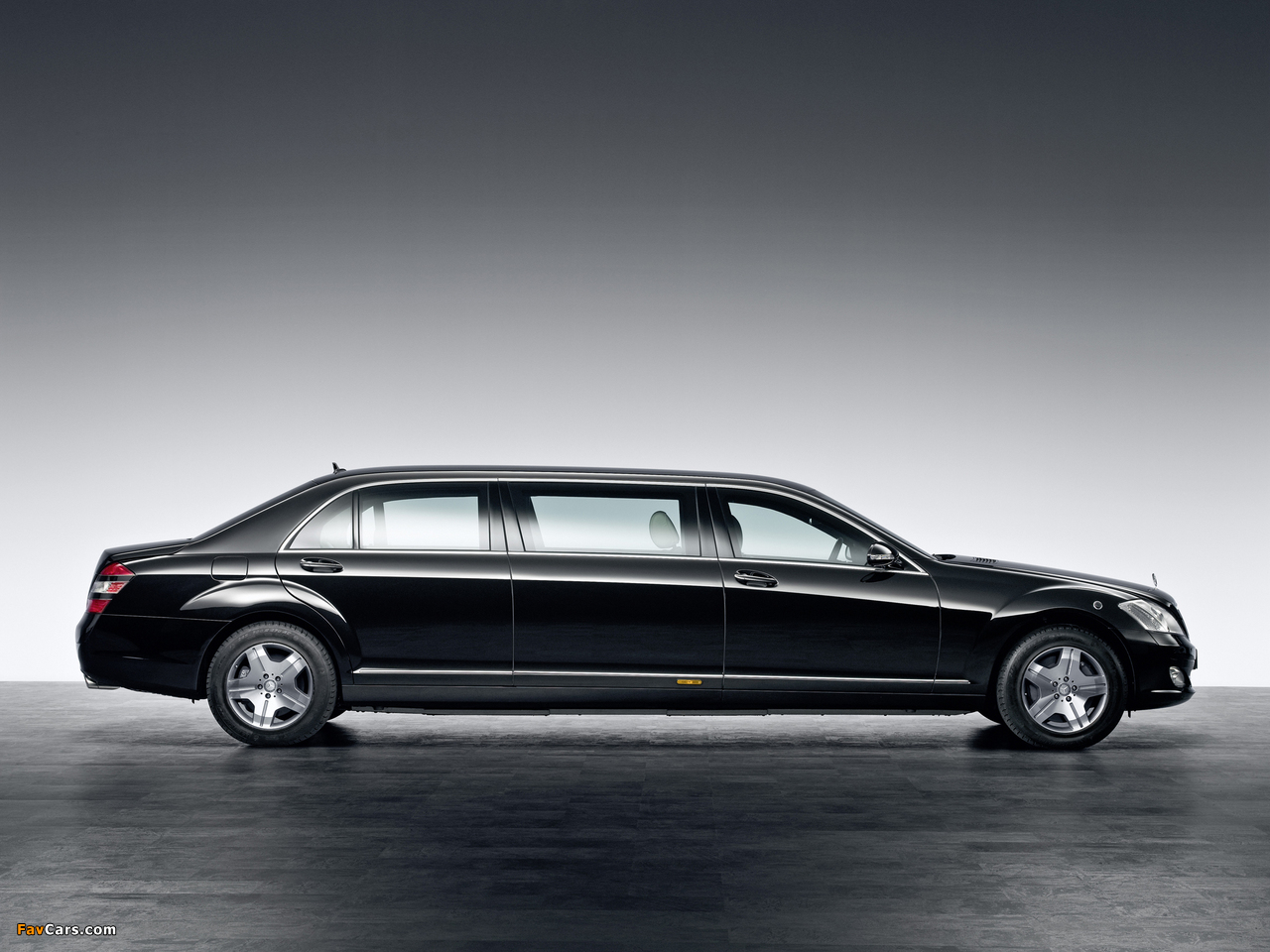 Images of Mercedes-Benz S 600 Guard Pullman (W221) 2008–09 (1280 x 960)
