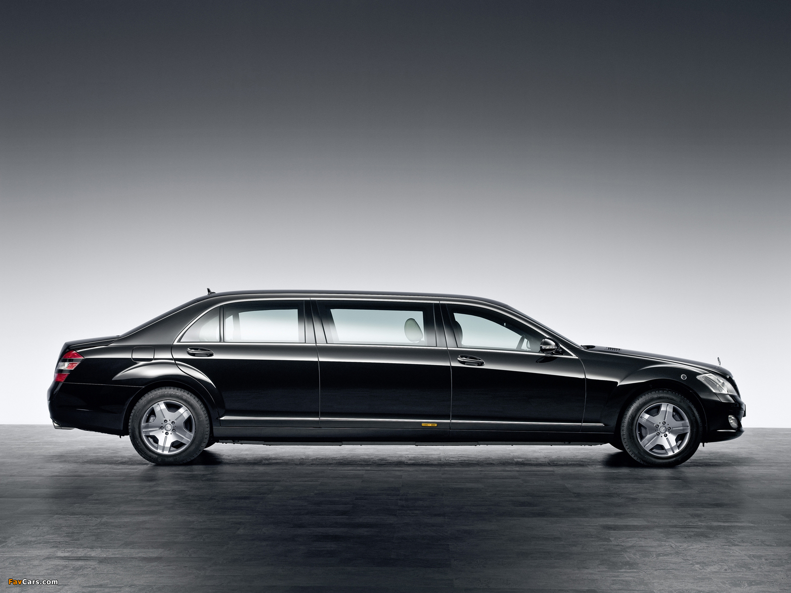 Images of Mercedes-Benz S 600 Guard Pullman (W221) 2008–09 (1600 x 1200)