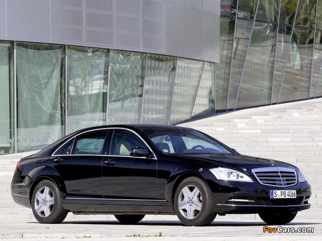 Images of Mercedes-Benz S 600 Guard (W221) 2010–13 (640 x 480)
