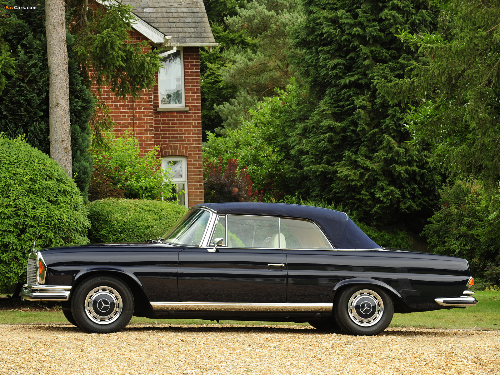 Mercedes-Benz 280 SE 3.5 Cabriolet UK-spec (W111) 1969–71 wallpapers (1600 x 1200)