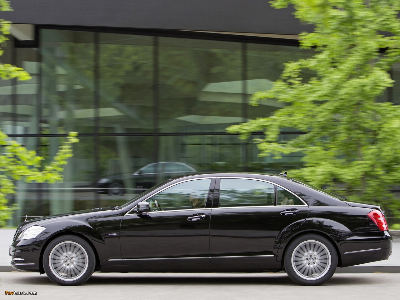Pictures of Mercedes-Benz S 500 BlueEfficiency (W221) 2010–13 (1280 x 960)